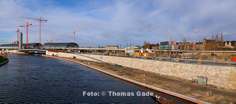 23. 01. 2005. Berlin. Berlin-Mitte. Kapelleufer.  Fluss / Flu? Spree. Hauptbahnhof. Baustelle.  (Panorama - Pentax *ist DS -  Autopano 1.3)